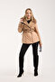 معطف قصير من الفرو بلون أسمر فاتح - 2