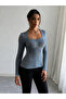 بلوزة نسائية زرقاء بأكمام طويلة ومضلعة
