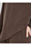 طقم نسائي بني اللون مكون من بلوزة وبنطال محبوكين غير متماثلين - 4