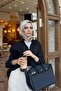 حقيبة يد كبيرة مع تفاصيل إكسسوارات سوداء