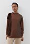 بلوزة رياضية مصنوعة من مزيج من القطيفة والقماش باللون البني
