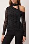 Siyah Çiçekli Fitted/Vücuda Oturan Asimetrik Yaka Uzun Kollu Kuşaklı Tül Örme Bluz TWOAW26BZ00346 - 3