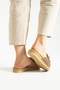 شبشب منزلي وخارجي منسوج من القش بتصميم زهور وفتحة أمامية من ماركة مينك - 4