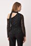 Siyah Çiçekli Fitted/Vücuda Oturan Asimetrik Yaka Uzun Kollu Kuşaklı Tül Örme Bluz TWOAW26BZ00346 - 4