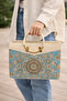 حقيبة يد منقوشة - تصميم أنيق مع تفاصيل باللون الفيروزي 👜