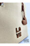 حقيبة كتف من القماش باللون البيج مع إكسسوارات على شكل قلب - 5