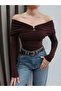 بلوزة مفتوحة الكتفين بياقة بنية مع بروش - 0741 - 2