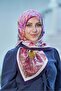وشاح باللون الأزرق الداكن والبيج بنمط دخاني ووشاح بالحناء