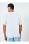 تي شيرت رجالي أبيض كبير الحجم بطبعة جرافيكية - 5