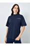 تيشيرت نسائي أزرق داكن بشعار قصة فضفاضة - 3