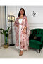 فستان سهرة أبيض مع شال وردي شفاف بنقشة فاخرة