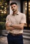 قميص رجالي بأكمام قصيرة ونقشة ذاتية اللون قصة ضيقة باللون البيج - 3