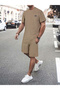 طقم رجالي مكون من قميص بأكمام قصيرة وسروال قصير بنقشة سادة