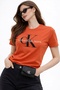 تي شيرت CK نسائي - تي شيرت بقصة ضيقة منقوش عليه حرف Monogram - 2