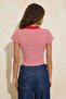 Kırmızı Çizgili Fitted/Vücuda Oturan Polo Yaka Kısa Kollu %100 Pamuk Örme Bluz TWOSS26BZ00094 - 4