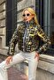 سترة قصيرة منتفخة بياقة واقفة ومكتوبة باللون الذهبي