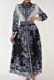 فستان ماكسي مطبوع بأكمام طويلة وحزام - 2