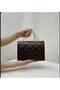 حقيبة كتف وحقيبة يد بنمط مبطن باللون البني المر مع سلسلة ذهبية