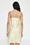 قميص نوم من الساتان المنسوج مع أشرطة من الدانتيل الأصفر - 3