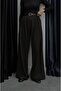 بنطلون بني اللون بحزام مطوي من إلين