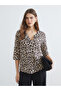 بلوزة NEVAVM بياقة مفتوحة وطبعة جلد الفهد