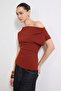 Tarçın Büzgü/Drape Detaylı Dökümlü Asimetrik Yaka Örme Bluz TWOSS25BZ00024