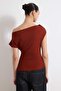 Tarçın Büzgü/Drape Detaylı Dökümlü Asimetrik Yaka Örme Bluz TWOSS25BZ00024 - 4