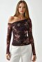 بلوزة تول مبطنة بياقة غير متماثلة - 3