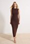 Kahverengi Bodycon Aksesuar Detaylı Kolsuz Paper Touch Maxi Örme Elbise TWOSS26EL00242 - 3