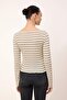 Wardrobe Essentials-Ekru Çizgili Fitted/Vücuda Oturan Kayık Yaka Raporlu Örme Bluz TWOSS26BZ00176 - 4