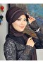 قبعة ربيعية بثلاثة صفوف من الأحجار البيضاء المربعة