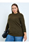كنزة صوفية محبوكة بمقاسات كبيرة وقصة عادية مع تفاصيل أزرار