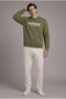 سويت شيرت كاكي فضفاض مطبوع عليه نصوص للرجال - 4