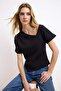 Siyah Regular/Normal Kalıp Asimetrik Yaka Büzgülü Pamuklu Esnek Örme T-shirt TWOSS26TS00059