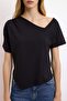 Siyah Regular/Normal Kalıp Asimetrik Yaka Büzgülü Pamuklu Esnek Örme T-shirt TWOSS26TS00059 - 3