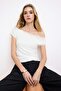 Ekru Fitted/Vücuda Oturan Asimetrik Yaka Dantel Detaylı Crop/Kısa Esnek Örme Bluz TWOSS26BZ00356 - 4