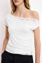 Ekru Fitted/Vücuda Oturan Asimetrik Yaka Dantel Detaylı Crop/Kısa Esnek Örme Bluz TWOSS26BZ00356 - 6