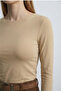 بلوزة نسائية أساسية بأكمام طويلة وياقة دائرية - لون أسمر - 4