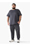 تيشيرت رجالي بقصة عادية، ياقة دائرية، أكمام قصيرة، مزين بنقوش بارزة - 4