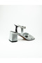 1002 حذاء بكعب منخفض لامع باللون الفضي - 4