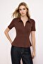 Koyu Kahverengi Peplum Polo Yaka Yarım Pat Fermuar Kısa Kol İnterlok Örme Bluz TWOSS26BZ00064 - 2