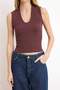 Mürdüm Düz Fitted V Yaka Kolsuz Crop Dokulu Örme Bluz TWOSS26BZ00249 - 3