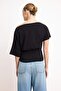 Siyah Fitted/Vücuda Oturan Asimetrik Yaka Büzgülü Crop/Kısa Pamuklu Esnek Örme Bluz TWOSS26BZ00337 - 4