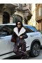 سترة نسائية من الجلد باللون البني الداكن مع ياقة من الفرو الأبيض - 4