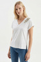 V-neck embroidered detail regular knit t-shirt - 3