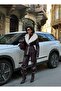 سترة نسائية من الجلد باللون البني الداكن مع ياقة من الفرو الأبيض - 3