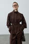 طقم بياقة عالية وربطة عنق باللون البني - 4
