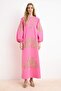 Nasiba Hafiz x Trendyol Collection Pembe Nakışlı Maxi Pamuklu Dokuma Kaftan Elbise TCTSS26EB00090 - 3