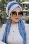 غطاء محرك السيارة باللون الأبيض مع وشاح بنمط الخط الأزرق