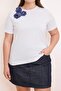 Beyaz Bisiklet Yaka Çiçek Aksesuarlı Örme Büyük Beden T-shirt TBBSS26BF00003 - 3